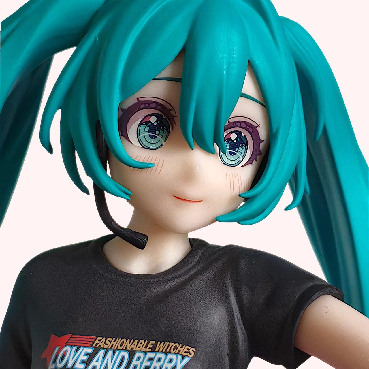 Figurita Hatsune Miku x Love and Berry – Vestido Berry Ver – Escritorio x Decorar – photo 7